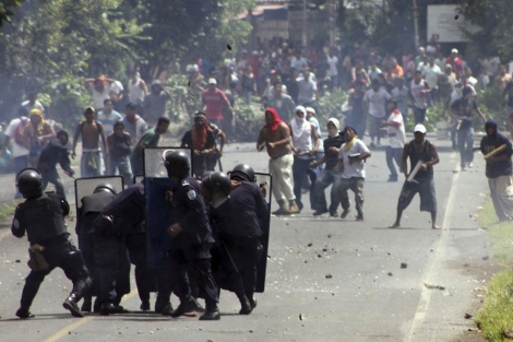 Enfrentamientos de seguidores de Gadea y la Polica. | Reuters