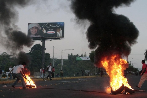 Varios manifestantes hacen fogatas en una carretera de Nicaragua. | AP