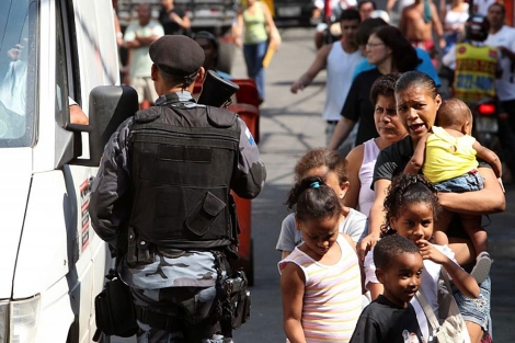 Miembros de la polica militar de Ro de Janeiro vigilan la salida de la favela Rocinha. | Efe