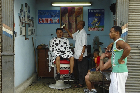 Una barbera y peluquera en La Habana. | flickr.com