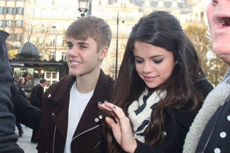 el cantante con su novia, Selena Gomez. | Gtres