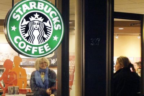 Dos mujeres en un local de Starbucks. | AP