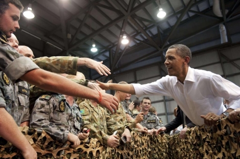 Obama saluda a soldados en la base de Australia. | Efe