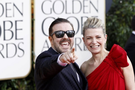 Ricky Gervais junto a Jane Fallon en la entrada a los Golden Globe. | Reuters
