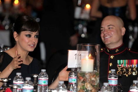 Mila Kunis y el suboficial Scott Moore en la cena de marines. | AP