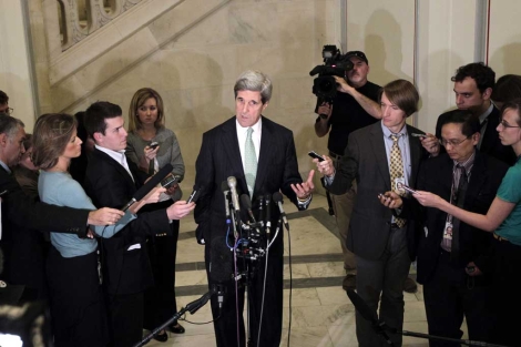 El senador John Kerry, miembro del 'Supercomité', habla con la prensa. | AP