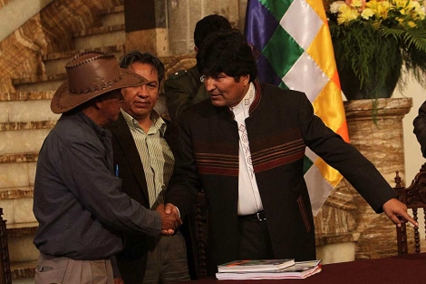 Morales (d) saluda al líder de los indígenas del Tipnis. | Efe