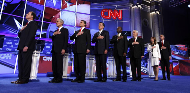 Los candidatos escuchan el himno de EEUU antes del debate. | Reuters