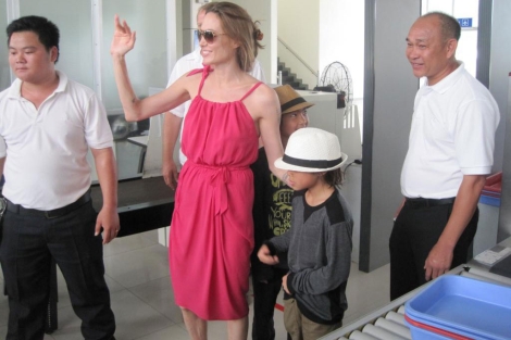 Angelina Jolie junto a sus hijos en un aeropuerto de Vietnam. I AFP