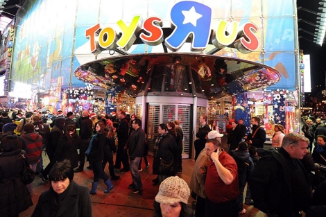 Compradores hacen fila para entrar a una juguetera de Toys R Us en Nueva York. | Efe