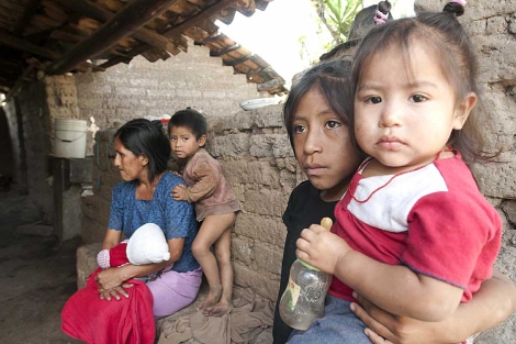 Una familia pobre en el interior de su vivienda en San Pedro Pinula (Guatemala). | Efe
