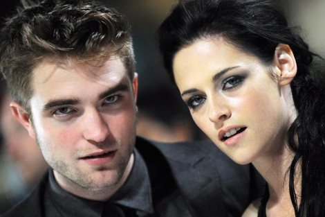 Robert Pattinson (i) y Kristen Stewart (d). | Efe