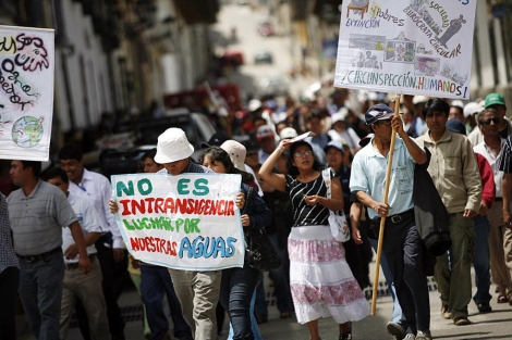 Protesta contra el proyecto minero de Yanacocha este martes. | Reuters