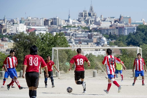 Un grupo de jvenes inmigrantes juegan al ftbol en la Casa de Campo. | Gonzalo Arroyo