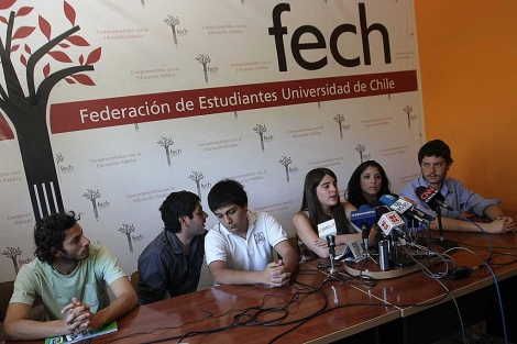 Los dirigentes estudiantiles chilenos en una rueda de prensa. | Efe