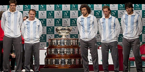 El equipo de tenis argentino posan con el trofeo de la ensaladera. | Efe