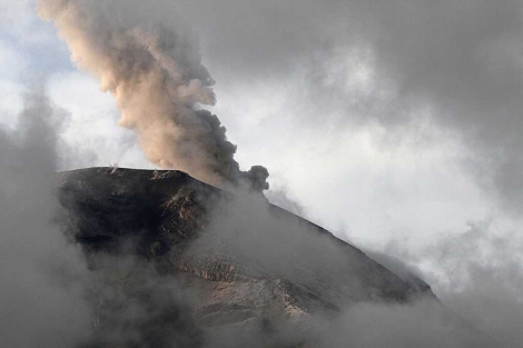 Vista del volcn ecuatoriano Tungurahua en plena actividad. | AFP