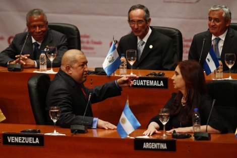 El presidente Hugo Chvez junto a Cristina Fernndez (delante), en la apertura de la CELAC. | AP