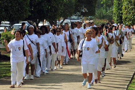 Unas 50 Damas de Blanco marcharon este domingo en La Habana . | Efe