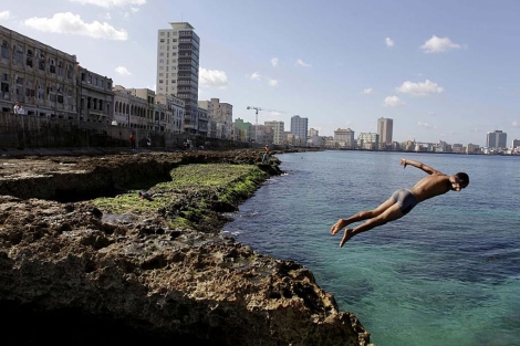 Un hombre se tira al mar desde el Malecn de La Habana. | AP