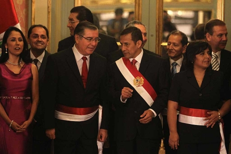 Humala (c), conversa con su nuevo primer ministro, el empresario y ex militar Oscar Valdés. | Efe