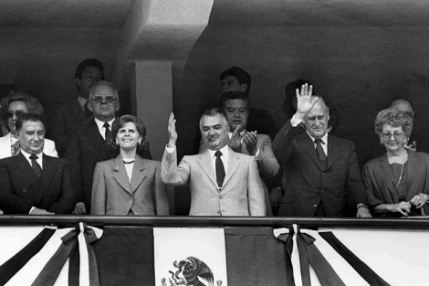 El ex presidente De la Madrid (c) en una imagen de 1986. | AP