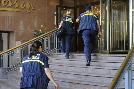 Expertos forenses llegan al hotel donde se hospedaba el funcionario argentino. | AFP