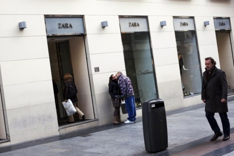 Un hombre camina frente a una tienda de Zara en Madrid. | Reuters