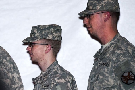 El soldado Manning (i) ingresa en la Corte militar custodiado. | AP