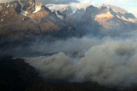 Grandes nubes de humo entre los macizos montaosos de Torres del Paine. | Afp