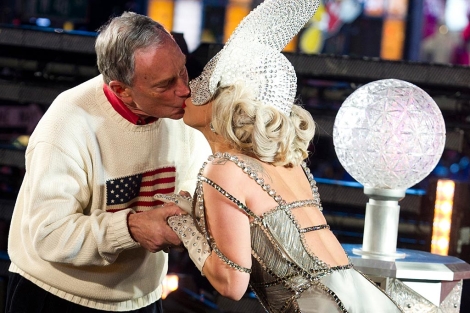 Lady Gaga y el alcalde de Nueva York, Michael Bloomberg, se besan. | AP