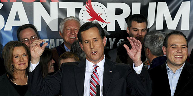 Rick Santorum celebra los resultados de los 'caucus' de Iowa. | Efe