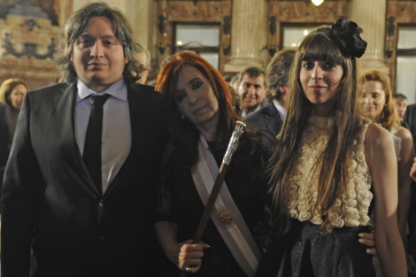 Cristina Fernndez, con sus dos hijos, el da de su toma de posesin. | Reuters
