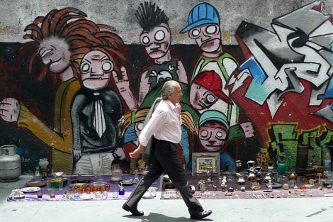 Un hombre camina por una calle de Montevideo. | Efe