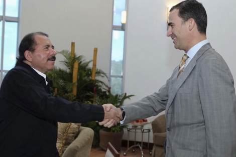 El prncipe Felipe estrecha la mano de Ortega en Managua. | Reuters