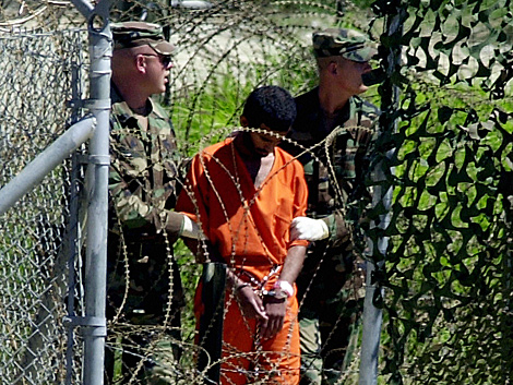 Dos soldados escoltan a un preso en la base de EEUU en Guantnamo. | E. M.