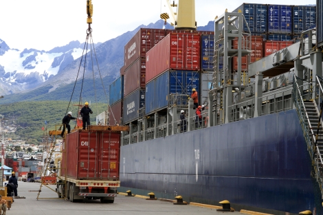 Imagen de cargueros en el puerto de Ushuaia, el segundo ms activo del pas.
