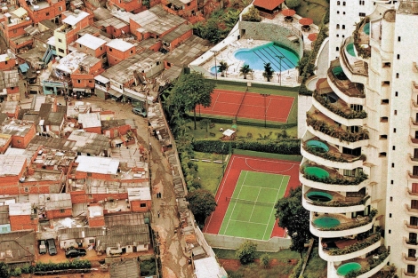 Imagen de unos apartamentos de lujo en Sao Paulo, junto a unas favelas.