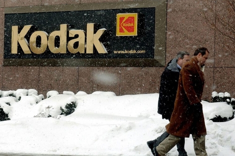 Trabajadores frente a la sede de Kodak en Nueva York. | Reuters