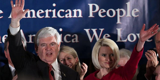 Newt Gingrich saluda junto a su esposa tras vencer en Carolina del Sur. | Afp