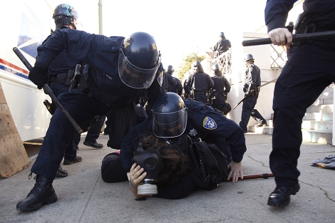 La policía reduce a una manifestante. | Foto: Reuters