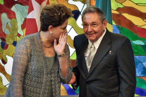 Dilma Rousseff habla con Ral Castro.| Reuters