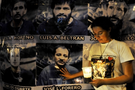 La hermana de un secuestrado por las FARC sostiene una vela en un acto de protesta. | Efe