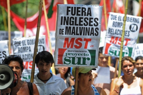 Manifestates argentinos contra la ocupacin de las Malvinas. | Afp