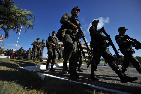 Militares brasileos patrullan en la ciudad Salvador de Baha.| Afp