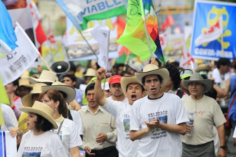 Manifestantes este viernes en las calles de Lima. | Reuters