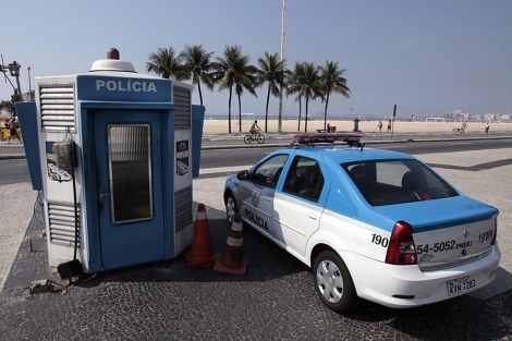 Un coche de policía en la playa de Leme, en la zona sur de Río de Janeiro. | Reuters