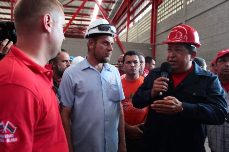 Hugo Chvez durante una visita a una fbrica de vehculos pesados. | Efe