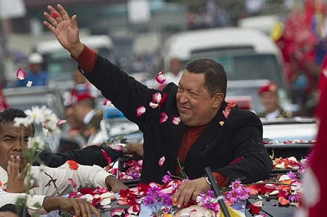 El presidente Chvez, despedido por una multitud antes de ir a Cuba. | Afp