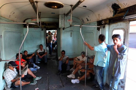 Interior de un tren de la lnea General Sarmiento en la estacin Once de Buenos Aires. | Efe